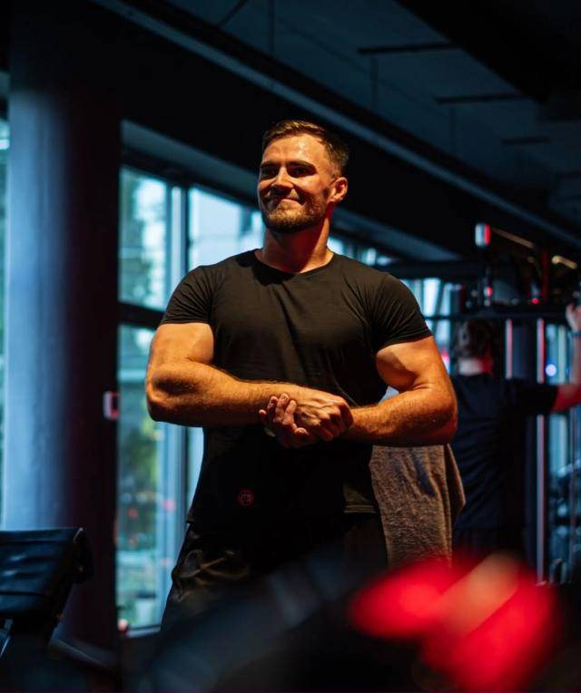 Pavel Gratcl s úsměvem v posilovně Element Gym